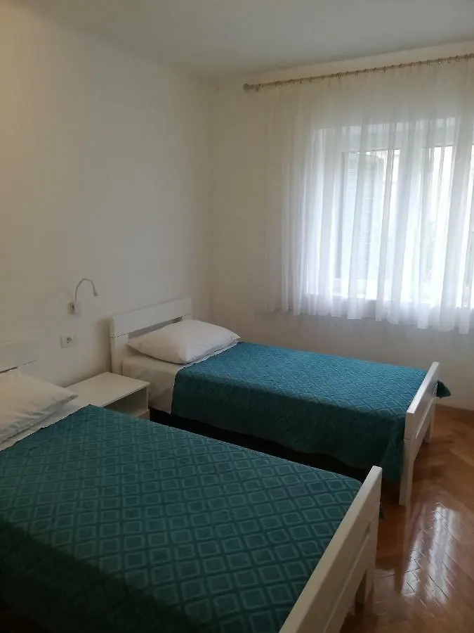 Tony Apartment Split